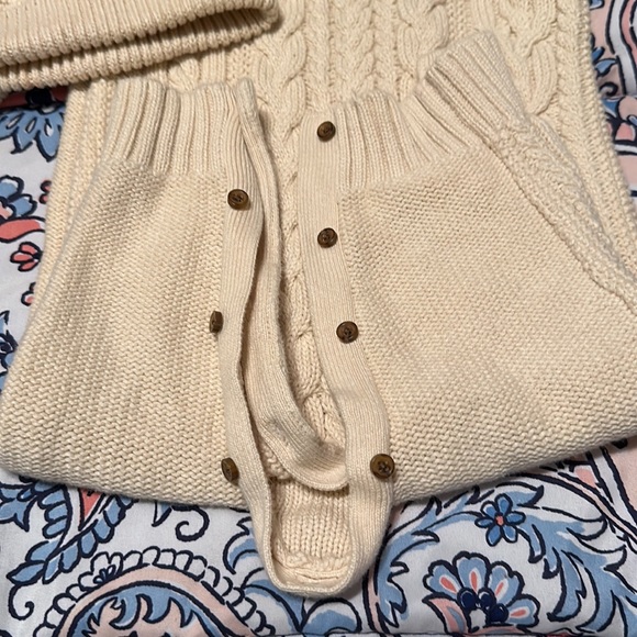 EUC GAP SIZE 6-12 MONTHS UNISEX KNIT SET. - Picture 2 of 4